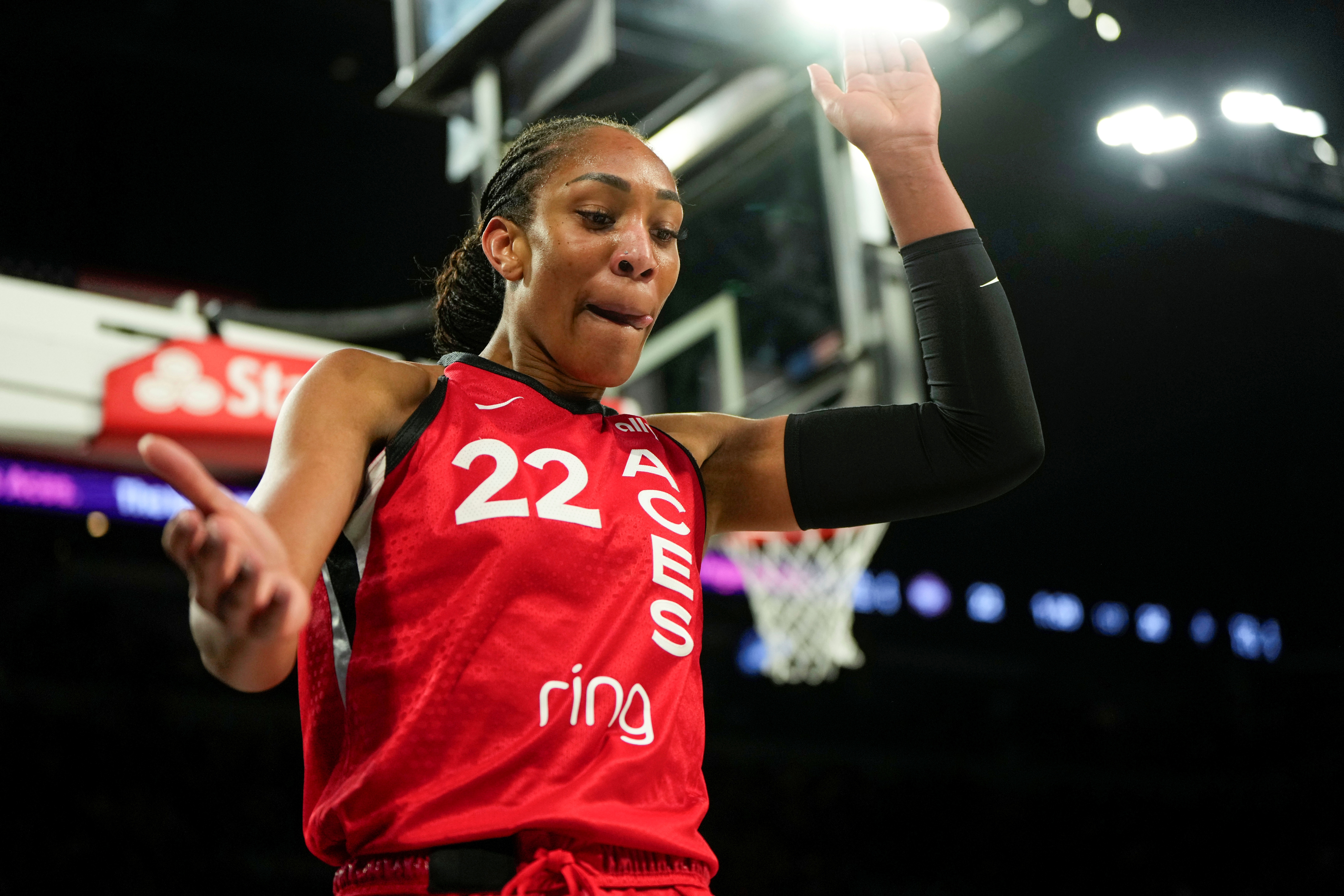 勇冠三军！阿贾-威尔逊近5战场均轰下27分14.2篮板 率队保持全胜