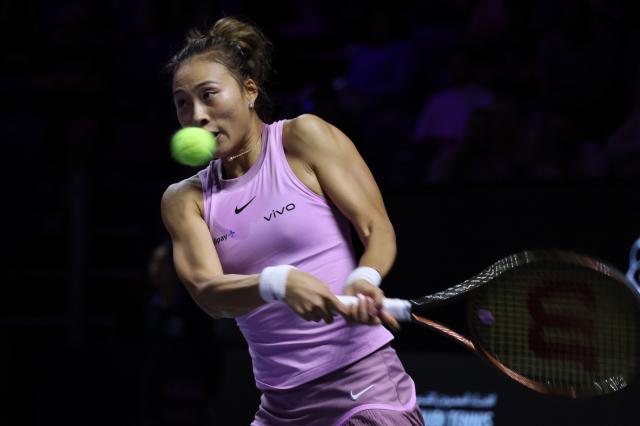 1730781247486045919.jpg (体育)(7)网球——WTA年终总决赛:郑钦文胜莱巴金娜XxjpseC007010_20241105_PEPFN0A001.jpg