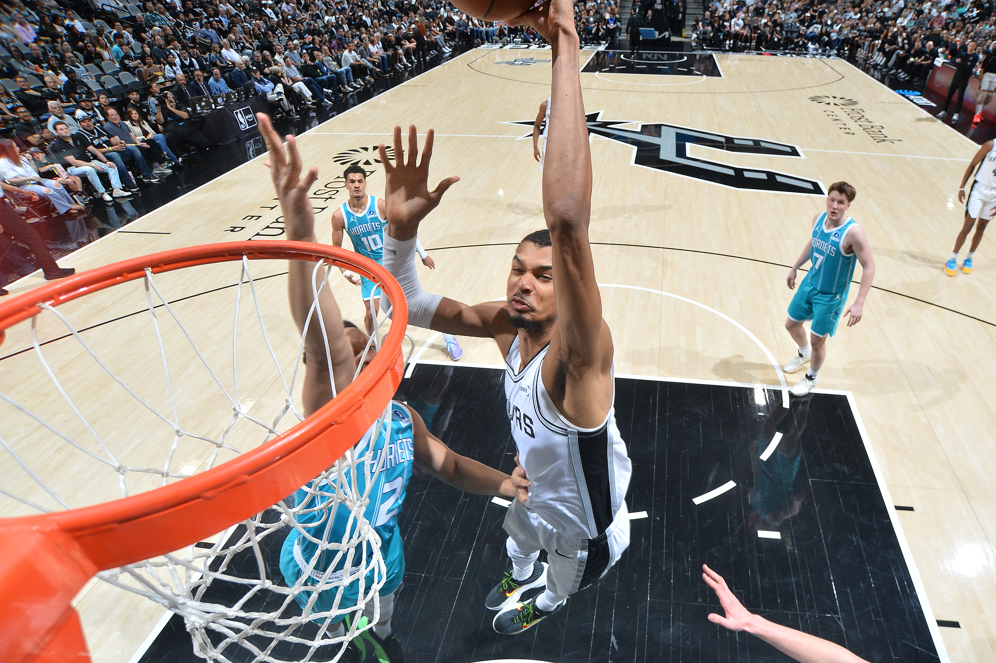 海星体育官网-文班亚马复出32+12+8 马刺主场力擒黄蜂